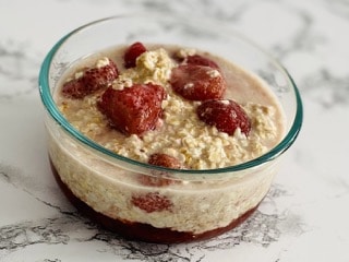 overnight oats with strawberries